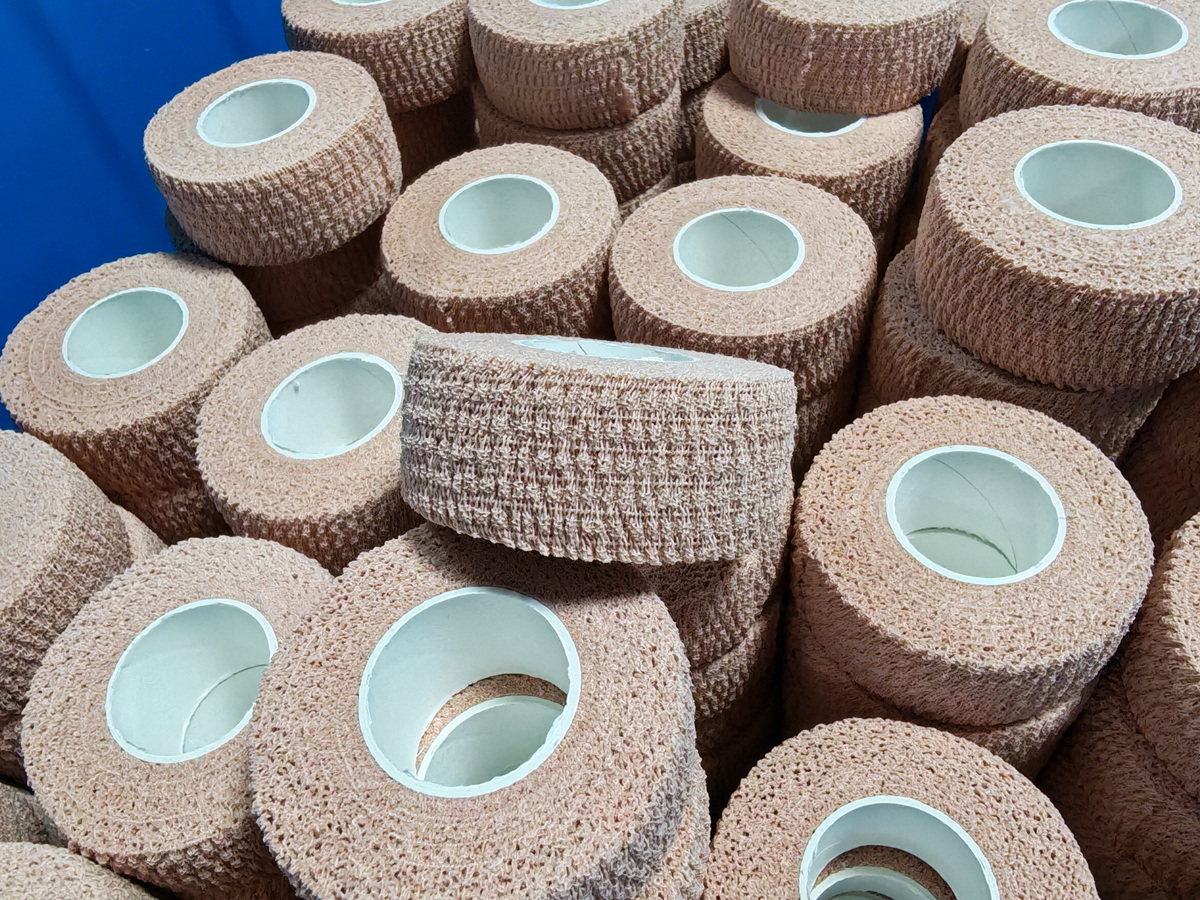 {"default":"2.5cm 1inch  skin color cotton self adhesive elastic bandage Waiting to be boxed"}
