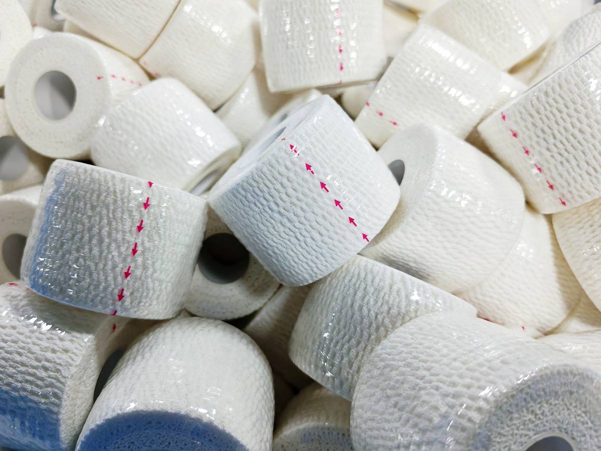 {"default":"Best-selling white medical self-adhesive bandage ready for packaging"}
