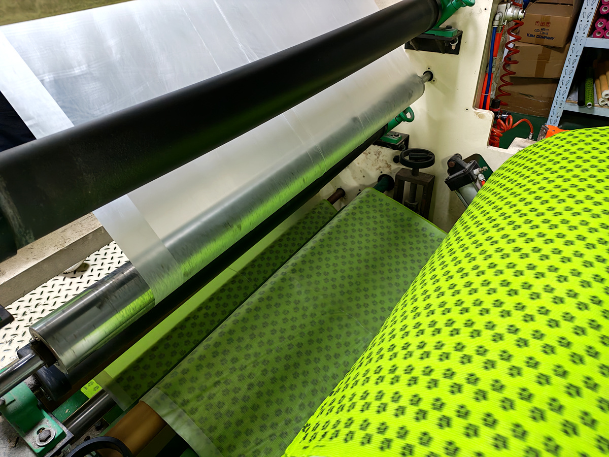 {"default":"The large cohesive bandage roll is being re-rolled."}
