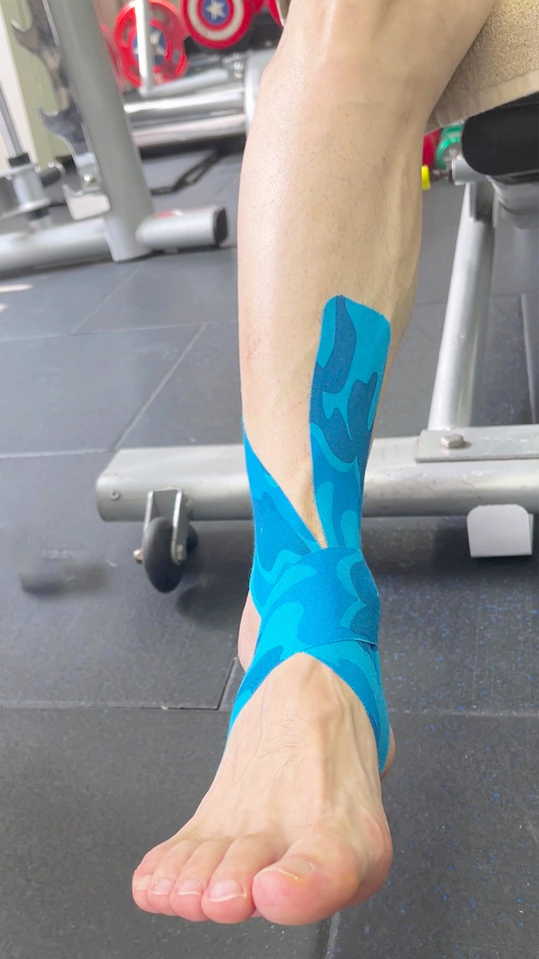 {"default":"5cm blue camo kinesiology tape on ankle"}
