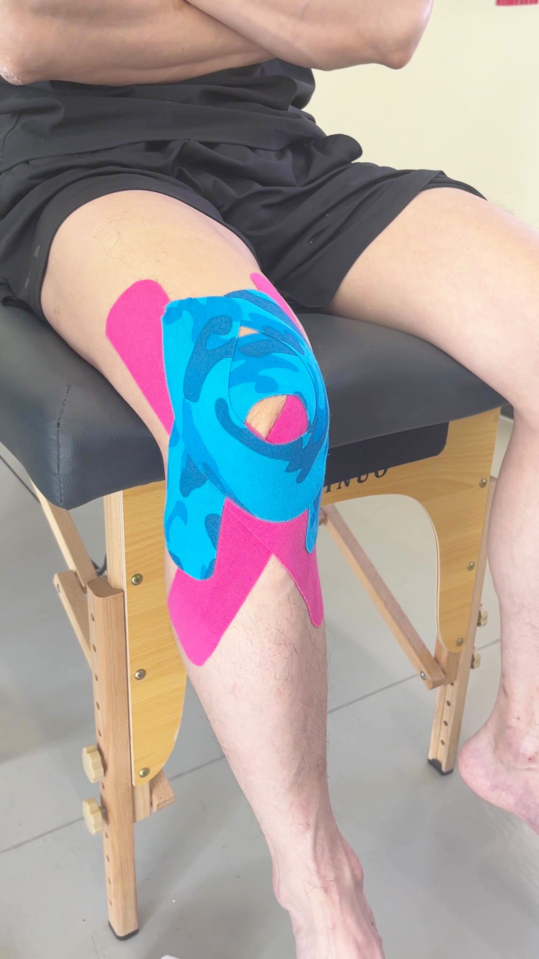 {"default":"pink and blue camo kinesiology tape apply for knee"}

