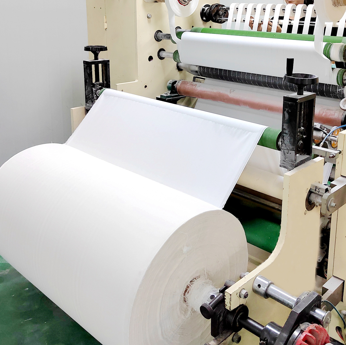 {"default":"white cotton athletic tape on machine Production process"}
